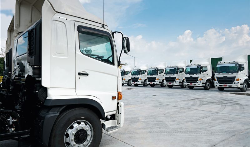 LKW einer Spedition auf der Straße – Transportlogistik mit DISPONLINE disponieren